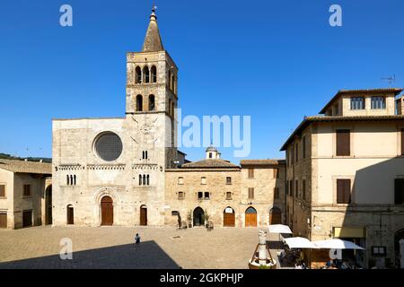 Bevagna Umbrien Italien. Kirche San Michele Arcangelo auf dem Platz San Silvestro Stockfoto