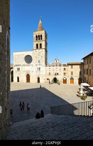 Bevagna Umbrien Italien. Kirche San Michele Arcangelo auf dem Platz San Silvestro Stockfoto