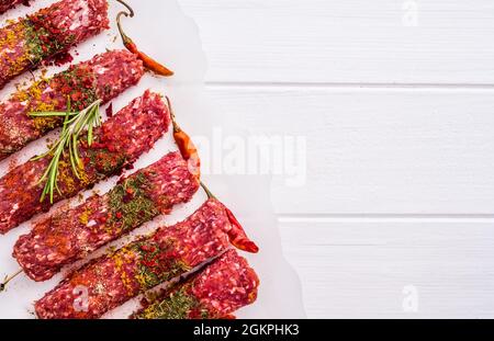 Raw-Kebab mit Gewürzen Stockfoto