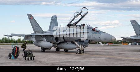 Royal Canadian Air Force Captain Graham Tuff von 433 Tactical Fighter Squadron, 3 Wing, Bagotville, und Petty Officer, 2. Klasse, Rene Duguay, Bildtechnikerin, Form 3 Wing, Bagotville, Rückkehr nach 5 Wing Goose Bay, Neufundland und Labrador, in einem Royal Canadian Air Force CF-18 Hornet Kampfjet nach einer erfolgreichen Mission während der NORAD-Übung Amalgam Dart, 14. Juni 2021. Foto: Obergefreiter Meister Krista Blizzard, 5 Wing Imaging Stockfoto