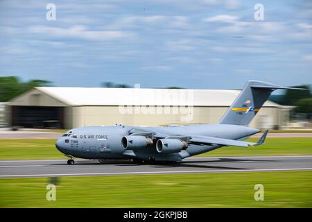 Eine C-17 Globemaster III taxi auf der Start- und Landebahn bei RAF Fairford, England, 14. Juni 2021. Mehrere C-17 kamen in Fairford zur Unterstützung des Besuchs von Präsident Joe Biden in England für den G7-Gipfel an. Stockfoto