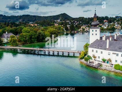 Luftaufnahme des Gmunden Schloss Sees in Österreich Stockfoto
