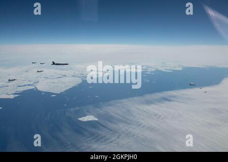 Royal Canadian Air Force CF-18 Hornet, United States Air Force F-16 Fighting Falcon und United States Air Force F-22 Raptor Kampfjets fliegen in Formation mit zwei United States Air Force B-52 Stratofortress über Alaska, während der Übung Amalgam Dart 21-1, 15. Juni 2021. Übung Amalgam Dart wird vom 10. Bis 18. Juni 2021 laufen, wobei die Operationen in der gesamten Arktis von der Beaufort-See bis nach Thule, Grönland, reichen. Amalgam Dart 21-01 bietet NORAD die Möglichkeit, die kontinentalen Verteidigungsfähigkeiten zu verbessern, während kanadische und US-Streitkräfte in der Arktis zusammenarbeiten. Ein binationales kanadisches und amerikanisches Kommando Stockfoto