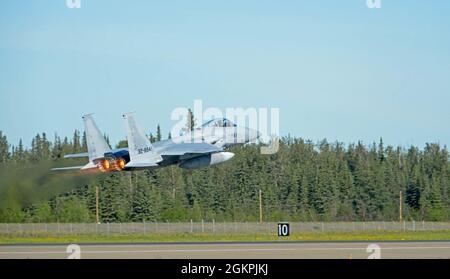 Ein Koku Jieitai (Japan Air Self-Defense Force) F-15J Eagle hebt während DER ROTEN FLAGGE Alaska 21-2 auf der Eielson Air Force Base, Alaska, am 14. Juni 2021 ab. DIE „RED FLAG-Alaska“ ist eine ideale Plattform für internationales Engagement, und die Übung hat eine lange Geschichte der Integration von Verbündeten und Partnern und ermöglicht letztendlich allen Beteiligten den Austausch von Taktiken, Techniken und Verfahren bei gleichzeitiger Verbesserung der Interoperabilität. Stockfoto