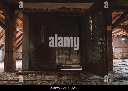 Eine alte Mühle, ein altes Lager für landwirtschaftliche Produkte wie Getreide und Saatgut Stockfoto