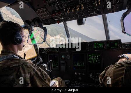 Andy Forsyth, 37. Airlift Squadron Pilot der US-Luftwaffe, führt während der Übung African Lion 21, 14. Juni 2021, Flugmanöver während eines Interfly-Formationsfluges mit dem Royal Moroccan Air Force C-130 Hercules Flugzeug durch. Mobilitätsflugzeuge, wie die C-130, liefern wichtiges Personal, Fracht und liefern zeitkritische Lieferungen, Lebensmittel und Munitionsmaterialien auf globaler Ebene. African Lion ist die größte, Premier-, gemeinsame, jährliche Übung des US-Afrikanischen Kommandos, die vom 7-18. Bis 22. Juni von Marokko, Tunesien und Senegal veranstaltet wird. Mehr als 7,000 Teilnehmer aus neun Nationen und der NATO trainieren zusammen mit einem FOC Stockfoto