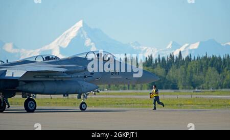 Ein Koku Jieitai (Japan Air Self-Defence Force) Airman führt eine Vorabinspektion eines F-15J Eagle während DER RED FLAG-Alaska 21-2 auf der Eielson Air Force Base, Alaska, 14. Juni 2021 durch. RED FLAG-Alaska ist eine von der US Pacific Air Forces gesponserte Übung, die ein realistisches Training in einer simulierten Kampfumgebung mit primären Flugoperationen über dem Joint Pacific Alaska Range Complex ermöglicht. Stockfoto