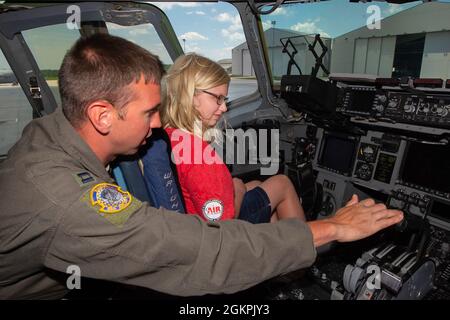 Am 14. Juni 2021 zeigt Capt. Matthew Bush, 89. Airlift Squadron Pilot, auf der Wright-Patterson Air Force Base, Ohio, ein Wohnmobil im Inneren eines C-17 Globemaster III Cockpits. Air Camp ist ein MINT-Programm, das das Interesse von Mittelschülerinnen und -Schülern an der Luftfahrt wecken soll. Stockfoto