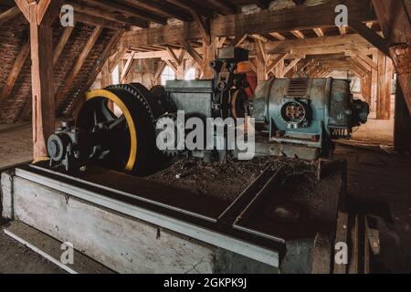 Eine alte Mühle, ein altes Lager für landwirtschaftliche Produkte wie Getreide und Saatgut Stockfoto