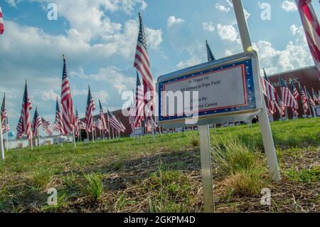 In der Stadt Erwin (N.C.) ist eine Flagge zu sehen, die den Luftmännern gewidmet ist, die auf dem Pope Army Airfield, North Carolina, dienen. Flaggenzeremonie am Feld des Ruhms 14. Juni 2021. Die jährliche Veranstaltung fand außerhalb des Erwin Business Complex statt und ehrte Militärangehörige und Ersthelfer während der Feier der amerikanischen Flagge. Stockfoto