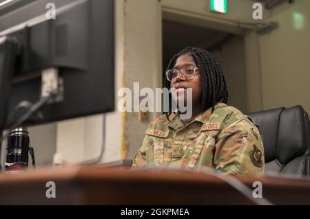 Der Senior Airman der US Air Force Shekeia Willis, Board Controller des 18. Maintenance Group Maintenance Operations Center, führt Operationen während der Morgenschicht auf dem Luftwaffenstützpunkt Kadena, Japan, am 14. Juni 2021 durch. Das MOC unterstützt 24/7 Aufgaben für KC-135-Alarm- und Luftevakuierungsmissionen für den Verantwortungsbereich der Pacific Air Force. Stockfoto