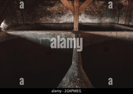 Eine alte Mühle, ein altes Lager für landwirtschaftliche Produkte wie Getreide und Saatgut Stockfoto