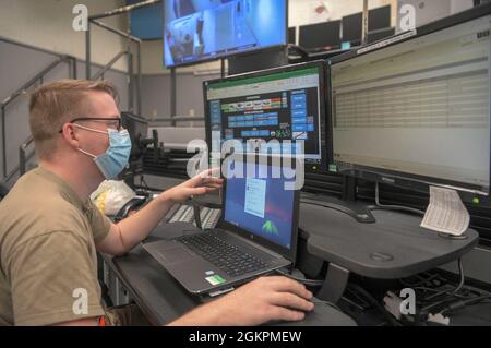 US Air Force Staff Sgt. Dylan Kent, Board Controller des 18. Maintenance Group Maintenance Operations Center, führt die Umstellung für seine Schicht auf dem Kadena Air Base Japan durch, 14. Juni 2021. Das MOC bietet Commanders 24/7 Benachrichtigungsfunktionen, die es ihnen ermöglichen, schnelle Entscheidungen in Notfällen zu treffen. Stockfoto