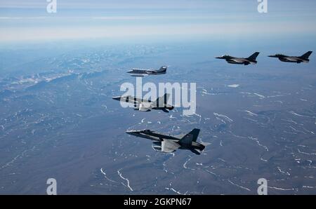 Royal Canadian Air Force CF18 Hornet und United States Air Force F-16 Fighting Falcon Kampfflugzeuge führen einen Übungsabschnitt eines militärisch beauftragten Flugzeugs durch, um die Rolle eines interessanten Flugzeugs während der Übung zu simulieren Amalgam Dart 21-1, 15. Juni 2021 Übung Amalgam Dart wird vom 10. Bis 18. Juni 2021 laufen. Mit Einsatzbereichen in der gesamten Arktis von der Beaufort-See bis nach Thule, Grönland. Amalgam Dart 21-01 bietet NORAD die Möglichkeit, die kontinentalen Verteidigungsfähigkeiten zu verbessern, während kanadische und US-Streitkräfte in der Arktis zusammenarbeiten. Ein binationales kanadisches und amerikanisches Kommando, NORAD EMP Stockfoto