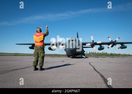 Eine Royal Canadian Air Force CC-130T Hercules Luft-Luft-Betankungsmaschine von 435 Transport- und Rettungsgeschwader bereitet sich auf den Start am Inuvik Airport, Inuvik, Northwest Territories, während der Übung Amalgam Dart am 15. Juni 2021 vor. Foto: Corporal Darren McDonald 17 OSS Imaging, Winnipeg Stockfoto