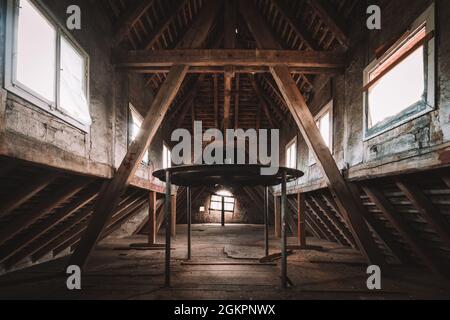 Eine alte Mühle, ein altes Lager für landwirtschaftliche Produkte wie Getreide und Saatgut Stockfoto