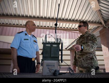 Qatar Emiri Air Force Brig. General Hazza Nasser Al-Shahwani, stellvertretender Kommandant der Emiri Air Force in Katar, spricht mit dem US-Luftwaffenmeister Sgt. Justin Geiger, Leiter des 6. Kampftrainingsgeschwaders, auf dem Luftwaffenstützpunkt Nellis, Nevada, 15. Juni 2021. Al-Shahwani und andere Mitglieder der Emiri-Luftwaffe von Katar besuchten die 6. Militärflugzeuge der Qatar Air Force und wurden über die gemeinsame Ausrüstung der Tactical Air Control Party informiert. Stockfoto