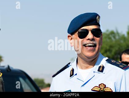 Qatar Emiri Air Force Brig. General Hazza Nasser Al-Shahwani, stellvertretender Kommandant der Emiri Air Force in Katar, trifft am 15. Juni 2021 auf dem Luftwaffenstützpunkt Nellis in Nevada ein. Die katarische Delegation traf sich mit der Führung von Nellis und nahm an Briefings über das Programm der Taktischen Luftkontrollpartei und die Integration von Luft zu Boden Teil. Stockfoto