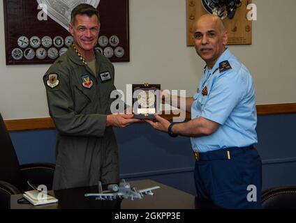 Qatar Emiri Air Force Brig. General Hazza Nasser Al-Shahwani (rechts), stellvertretender Kommandant der Emiri Air Force von Katar, überreicht der US Air Force Brig ein Zeichen. General Michael Drowley (links), Kommandant des 57. Flügels, auf dem Luftwaffenstützpunkt Nellis, Nevada, 15. Juni 2021. Die katarische Delegation traf sich mit der Führung von Nellis und nahm an Briefings über das Programm der Taktischen Luftkontrollpartei und die Integration von Luft zu Boden Teil. Stockfoto