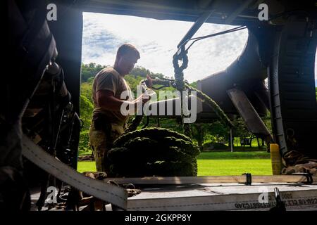 US Army Sgt. John Ervin, ein Leiter der Hubschrauber-Crew der UH-60 Blackhawk, der dem 1. Bataillon, dem 228. Luftfahrtregiment, der Joint Task Force-Bravo, der Soto Cano Air Base, zugewiesen wurde, bereitet ein Seil für das Training des Fast-Rope Insertion and Extraction System (FRIES) in Liberia, Costa Rica, 15. Juni 2021 vor. Die Ausbildung von Besatzungen im 1-228. Luftfahrtregiment ermöglicht es der Task Force, eine Vielzahl von Missionen mit größerer Flexibilität und Kompetenz zu unterstützen. Stockfoto