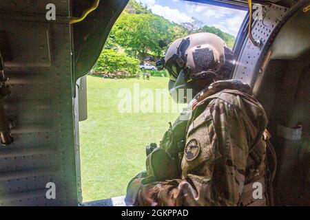 SPC der US-Armee. Devyn Fritch, ein UH-60 Blackhawk Helikopter-Luftbesatzungsmitglied mit dem 1. Bataillon, 228. Aviation Regiment, Joint Task Force-Bravo, Soto Cano Air Base, Honduras, scannt die Umgebung, um ein Fast-Rope Insertion and Extraction System (FRIES) Training in Liberia, Costa Rica, 15. Juni 2021, durchzuführen. Das System wird in Situationen eingesetzt, in denen das Gelände ein Flugzeug von der Landung abhält und die Servicemitarbeiter schnell zum Ziel gelangen müssen. Stockfoto