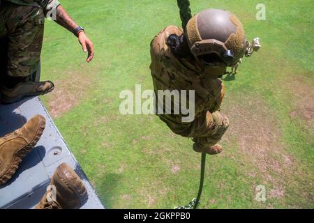 US Army Sgt. First Class Jillian Puorro, ein UH-60 Blackhawk Helikopter Crew Chef zugewiesen an das 1. Bataillon, 228. Aviation Regiment, Joint Task Force-Bravo, Soto Cano Air Base, Honduras, schnelle Seile während Fast-Rope Insertion and Extraction System (FRIES) Training in Liberia, Costa Rica, 15. Juni 2021. Die Ausbildung von Besatzungen im 1-228. Luftfahrtregiment ermöglicht es der Task Force, eine Vielzahl von Missionen mit größerer Flexibilität und Kompetenz zu unterstützen. Stockfoto