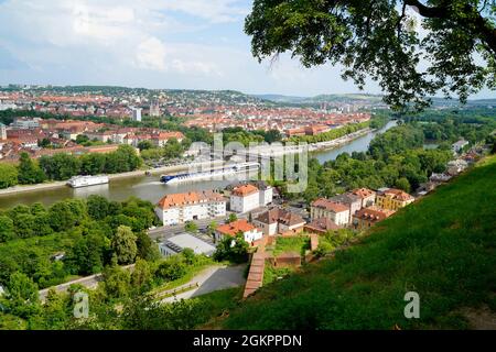 Ein schönes Stadtbild von Würzburg mit der Alten Mainbrücke an einem sonnigen Frühlingstag Stockfoto