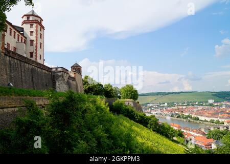 Ein schönes Stadtbild von Würzburg mit Festung Marienberg und alter Mainbrücke an einem sonnigen Frühlingstag Stockfoto