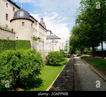 Ein schönes Stadtbild von Würzburg mit Festung Marienberg und alter Mainbrücke an einem sonnigen Frühlingstag Stockfoto