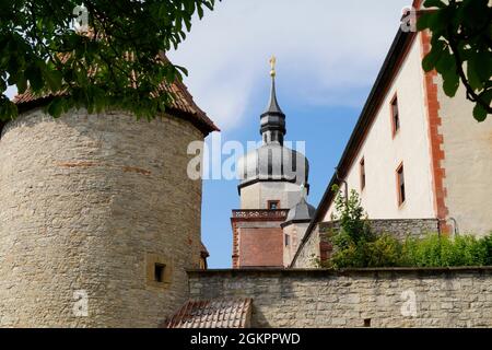 Ein schönes Stadtbild von Würzburg mit Festung Marienberg und alter Mainbrücke an einem sonnigen Frühlingstag Stockfoto