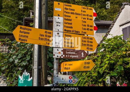 Unterwegs mit dem Wanderführer Luca Goldhorn im UNESCO-Weltkulturerbe Maggia-Tal. Circolo della Maggia, Schweiz Stockfoto