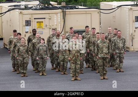 Etwa 145 Luftwaffenwartungssoldaten mit B Co., 248th Aviation Support Bataillon, 29th Combat Aviation Brigade, 29th Infantry Division, Iowa, Virginia, und West Virginia National Guards, verfeinerten ihre Fähigkeiten bei der Reparatur von Hubschraubern auf dem Muir Army Airfield 1-15. Juni in Fort Indiantown Gap. Stockfoto