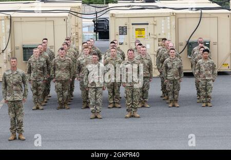 Etwa 145 Luftwaffenwartungssoldaten mit B Co., 248th Aviation Support Bataillon, 29th Combat Aviation Brigade, 29th Infantry Division, Iowa, Virginia, und West Virginia National Guards, verfeinerten ihre Fähigkeiten bei der Reparatur von Hubschraubern auf dem Muir Army Airfield 1-15. Juni in Fort Indiantown Gap. Stockfoto