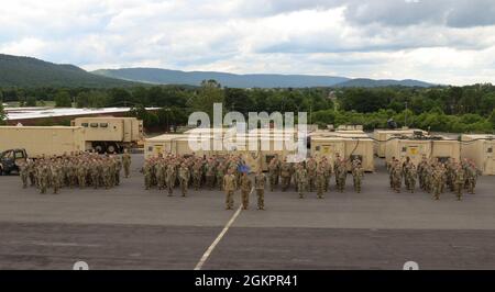 Etwa 145 Luftwaffenwartungssoldaten mit B Co., 248th Aviation Support Bataillon, 29th Combat Aviation Brigade, 29th Infantry Division, Iowa, Virginia, und West Virginia National Guards, verfeinerten ihre Fähigkeiten bei der Reparatur von Hubschraubern auf dem Muir Army Airfield 1-15. Juni in Fort Indiantown Gap. Stockfoto