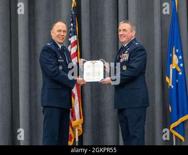 LT. Col. Todd Caskey, rechts, scheidender Kommandant der 2. Kommunikationsgeschwader, erhält die Verdienstmedaille von Col. Randy Whitecotton, links, Kommandant der 2. Missionsunterstützungsgruppe, während einer Befehlswechselzeremonie auf der Barksdale Air Force Base, Louisiana, 15. Juni 2021. Die Verdienstmedaille wird an Mitglieder der US-Streitkräfte verliehen, die sich durch herausragende verdienstvolle Leistungen oder Verdienste um die Vereinigten Staaten auszeichnen. Stockfoto