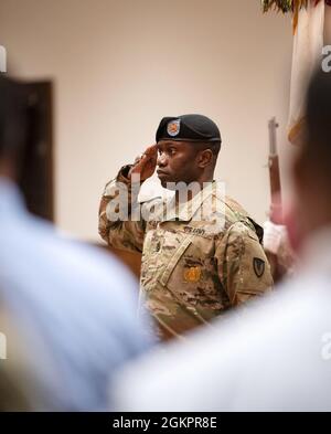 Garnison Command Sgt. Maj. Algrish Williams Sr., grüßt während des Spiels der Nationalhymne bei der Befehlswechselzeremonie von Fort Jackson Garrision am 15. Juni in der Victory Hall auf dem Postweg. Stockfoto