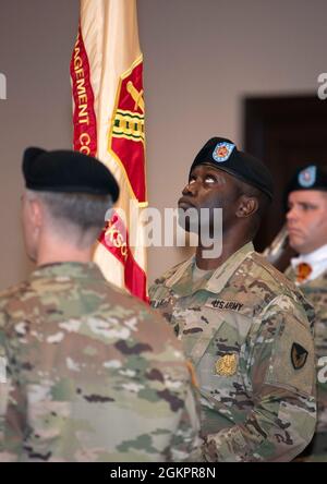 Garnison Command Sgt. Maj. Algrish Williams überprüft die Farben der Einheit, bevor er sie dem Oberst John 'Wes' Hankins während einer Zeremonie zur Befehlsänderung von Fort Jackson Garrision am 15. Juni in der Victory Hall auf dem Posten übergibt. Hankins gab das Kommando über die Einheit an Oberst Ryan Hanson ab. Stockfoto