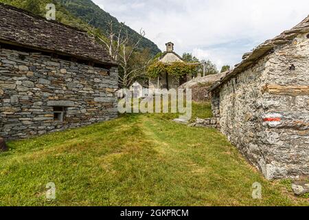 Unterwegs mit dem Wanderführer Luca Goldhorn im UNESCO-Weltkulturerbe Maggia-Tal. Einsame Siedlungen sind noch bewohnt, Circolo della Maggia, Schweiz Stockfoto