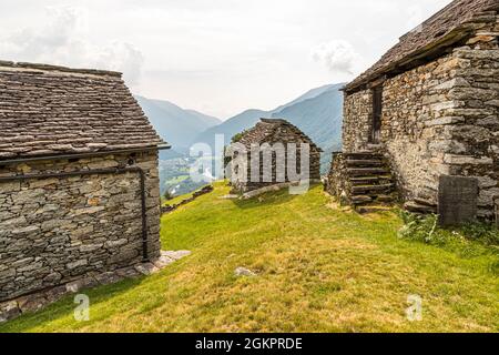 Unterwegs mit dem Wanderführer Luca Goldhorn im UNESCO-Weltkulturerbe Maggia-Tal. Einsame Siedlungen sind noch bewohnt, Circolo della Maggia, Schweiz Stockfoto