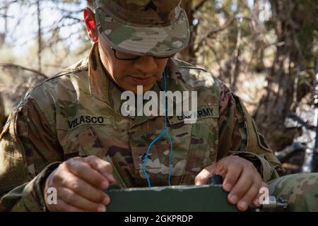 Cpl. Wilson Velasco, zusammen mit dem 629. Expeditionary Intelligence Bataillon, hört während des Panther Strike in Camp Williams, Utah, am 15. Juni 2021, auf feindliche Funkfrequenzen auf seiner niederen Sprachausrüstung. Panther Strike ist eine von der 300. Militärgeheimdienstbrigade organisierte Elite-Übung, die eine Schulung aus allen Quellen bietet, um hybriden Bedrohungen in einem technologischen und herausfordernden Umfeld entgegenzuwirken. Stockfoto