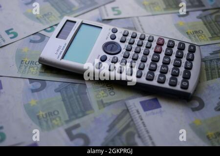 Der Rechner liegt auf 5-Euro-Banknoten Stockfoto