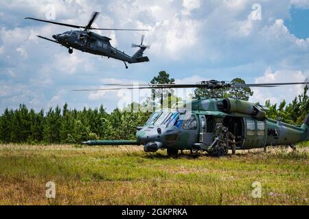 Ein HH-60W Jolly Green II, links, landet bei einem Heritage Flight am 15. Juni 2021 auf der Moody Air Force Base, Georgia, neben einem HH-60G Pave Hawk. Der Jolly Green II wird den seit fast 30 Jahren geflogenen Pave Hawk ersetzen. Stockfoto