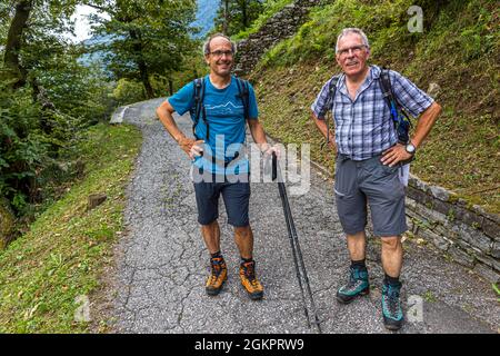 Unterwegs mit dem Wanderführer Luca Goldhorn im UNESCO-Weltkulturerbe Maggia-Tal. Circolo della Maggia, Schweiz Stockfoto