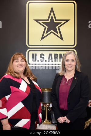 JoEtta Fisher, Stellvertreterin des Kommandanten und Exekutivdirektorin für Munitionswesen des Joint Munitions Command, begrüßt Christina Freese, stellvertretende Stabschefin für Ressourcenmanagement beim Army Maternel Command, während des Besuchs von Freese, um am 15. Juni die Bedeutung der Munitionskapazitäten von JMC, den Haushalt für das Geschäftsjahr und die Modernisierungsbemühungen zu besprechen. Stockfoto