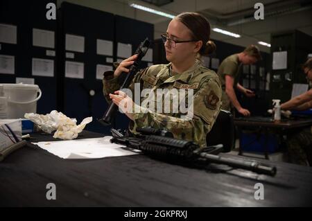 Kaitlyn Binegar, Senior Airman der US Air Force, 86. Logistics Readiness Squadron Materialmanagement Geselle reinigt einen M-4-Karabiner auf dem Ramstein Air Base, Deutschland, 15. Juni 2021. Mitglieder, die dem 86. LRS zugewiesen sind, unterhalten zusätzlich zum Kundendienst Tausende von Schutzausrüstungen. Stockfoto