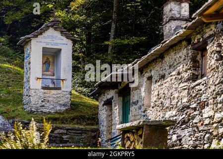 Unterwegs mit dem Wanderführer Luca Goldhorn im UNESCO-Weltkulturerbe Maggia-Tal. Die frommen Bewohner des Maggia-Tals bitten ihre Heiligen um vielfältige Hilfe, Circolo della Maggia, Schweiz Stockfoto