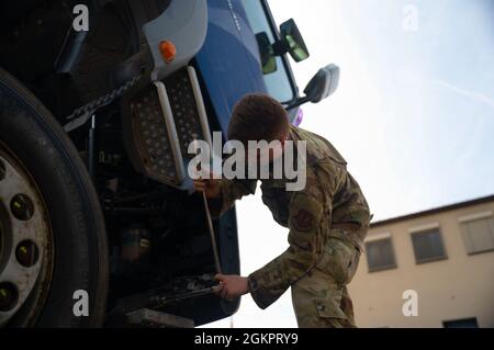 U.S. Air Force Airman 1st Class Dylan Mahon, 86th Vehicle Readiness Squadron Vehicle Maintenance Lehrling, inspiziert einen Traktor-Anhänger auf dem Ramstein Air Base, Deutschland, 15. Juni 2021. Die dem VRS von 86 zugewiesenen Flieger reparieren und warten eine Vielzahl von staatlichen Fahrzeugen wie Militärfahrzeuge, Pickup-Trucks, Polizeiautos und Spezialfahrzeuge. Stockfoto