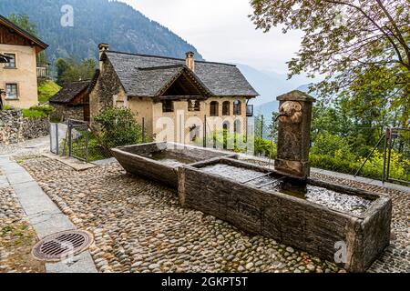 In Cerentino können die Besucher im aufwendig renovierten historischen Patrizierhaus Cà Vegia übernachten, mit jahrhundertealten Originalmöbeln, aber ohne Strom., Circolo della Rovana, Schweiz Stockfoto