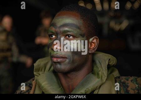 U.S. Marine Corps Lance CPL. Victor Obakpe, ein kleiner Bastelmechaniker, mit dem Battalion Landing Team 3/5, 31. Marine Expeditionary Unit (MEU), bereitet sich auf die Durchführung kleiner Bootsübungen an Bord des amphibischen Angriffsschiffs USS New Orleans (LPD 18) im philippinischen Meer vor, 15. Juni 2021. Marineinfanteristen mit dem 31. MEU führen kleine Bootsübungen durch, um die Grundlagen der Handhabung kleiner Boote zu erhalten und die Standardbetriebsverfahren zu verfeinern. Die 31. MEU ist an Bord von Schiffen der America Amphibious Ready Group im 7. Einsatzgebiet der Flotte tätig, um die Interoperabilität mit Verbündeten und Partnern zu verbessern Stockfoto