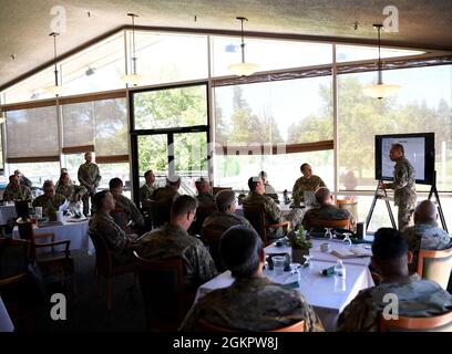 Mitglieder des 195. Flügels hören sich eine Präsentation des Generalinspektors beim Senior Summit des Flügels am 15. Juni 2021 in Marysville, Kalifornien, an. Der Gipfel bestand aus Briefings von Schlüsselagenturen innerhalb des Flügels, darunter der Force Support Flight, Comptroller Flight, der Generalinspekteur, der Direktor für psychische Gesundheit und viele mehr. Darüber hinaus gab es Breakout-Sessions für bestimmte Arbeitsgruppen, um relevante Themen für das Jahr vor uns zu diskutieren. Stockfoto